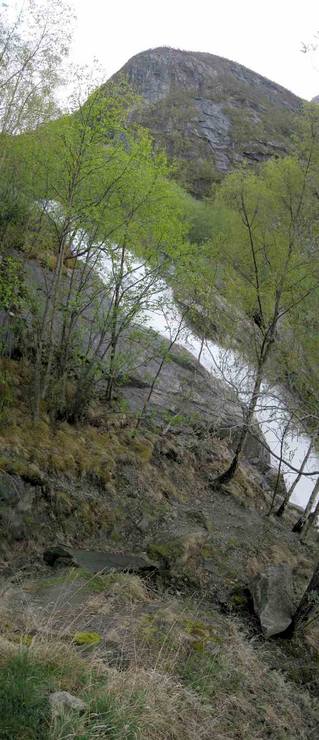 Waterfall in Laavisberget, Aurland, Norway in May
© 2009 Knut Dalen