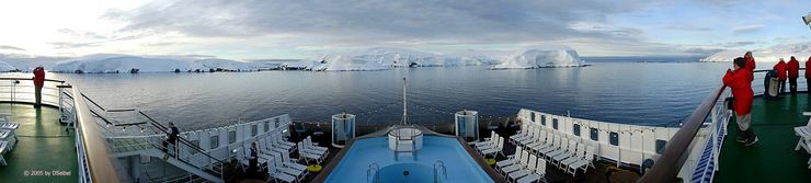 MS Vistamar on Reede before Melchior Islands / Antarctic
MS Vistamar auf Reede vor Melchior Islands / Antarktis
© 2005 Dieter Seibel